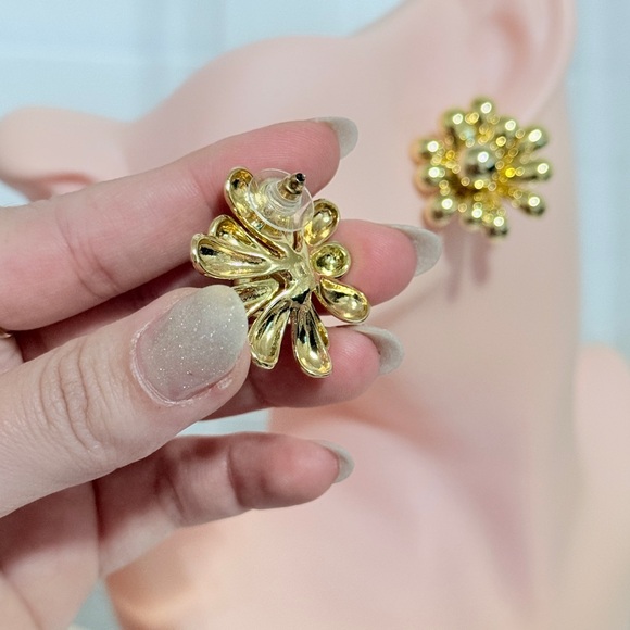 ⚜️ Gold Flower Stud Earrings - Picture 5 of 6